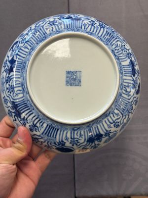 A Chinese blue and white 'lotus pond' plate, Qianlong mark, 19/20th C. — 照片 2