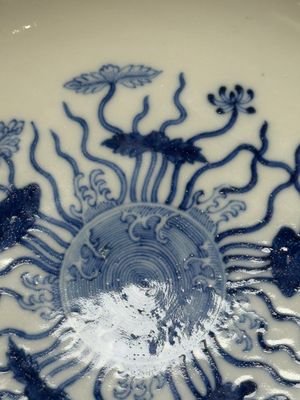 A Chinese blue and white 'lotus pond' plate, Qianlong mark, 19/20th C. — 照片 3
