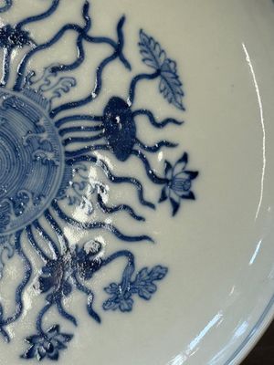 A Chinese blue and white 'lotus pond' plate, Qianlong mark, 19/20th C. — 照片 4