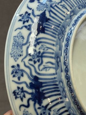 A Chinese blue and white 'lotus pond' plate, Qianlong mark, 19/20th C. — 照片 8