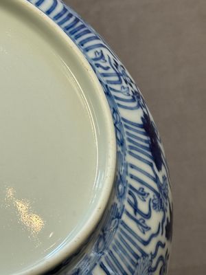 A Chinese blue and white 'lotus pond' plate, Qianlong mark, 19/20th C. — 照片 9