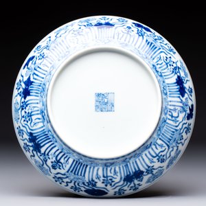 A Chinese blue and white 'lotus pond' plate, Qianlong mark, 19/20th C. — 照片 2