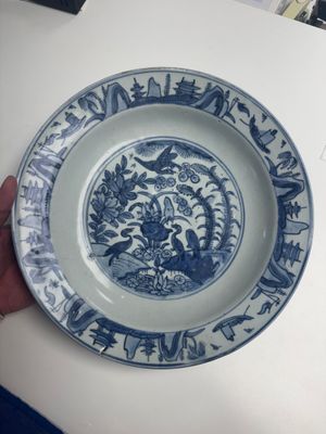 A Chinese blue and white 'Lotus Pond with Ducks' dish — 照片 1
