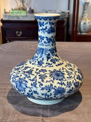 A Chinese blue and white 'lotus scroll' bottle vase, 18/19th C. — photo 1