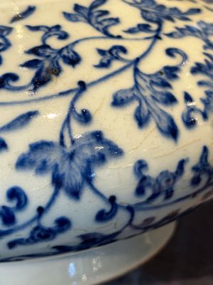 A Chinese blue and white 'lotus scroll' bottle vase, 18/19th C. — photo 11