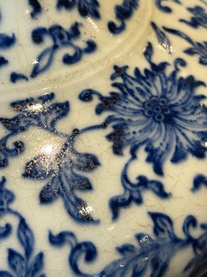A Chinese blue and white 'lotus scroll' bottle vase, 18/19th C. — photo 12