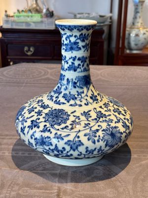 A Chinese blue and white 'lotus scroll' bottle vase, 18/19th C. — photo 2