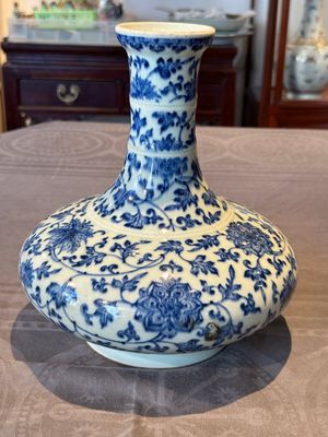 A Chinese blue and white 'lotus scroll' bottle vase, 18/19th C. — photo 3