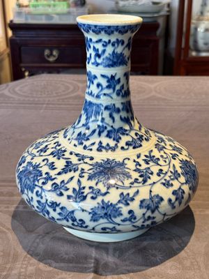 A Chinese blue and white 'lotus scroll' bottle vase, 18/19th C. — photo 4