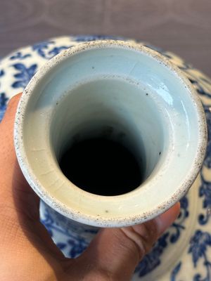 A Chinese blue and white 'lotus scroll' bottle vase, 18/19th C. — photo 5