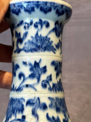A Chinese blue and white 'lotus scroll' bottle vase, 18/19th C. — photo 6