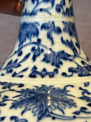 A Chinese blue and white 'lotus scroll' bottle vase, 18/19th C. — photo 7