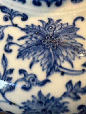 A Chinese blue and white 'lotus scroll' bottle vase, 18/19th C. — photo 8