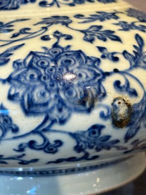 A Chinese blue and white 'lotus scroll' bottle vase, 18/19th C. — photo 9