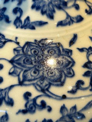 A Chinese blue and white 'lotus scroll' bottle vase, 18/19th C. — photo 10