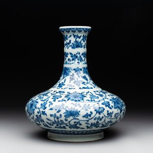 A Chinese blue and white 'lotus scroll' bottle vase, 18/19th C. — photo 1