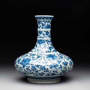 A Chinese blue and white 'lotus scroll' bottle vase, 18/19th C. — photo 2