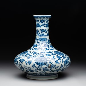 A Chinese blue and white 'lotus scroll' bottle vase, 18/19th C. — photo 3