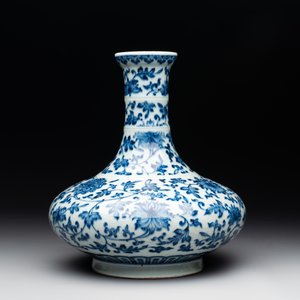 A Chinese blue and white 'lotus scroll' bottle vase, 18/19th C. — photo 4