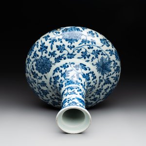 A Chinese blue and white 'lotus scroll' bottle vase, 18/19th C. — photo 5