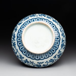 A Chinese blue and white 'lotus scroll' bottle vase, 18/19th C. — photo 6