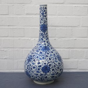 A Chinese blue and white 'lotus scroll' bottle vase, 18/19th C. — 照片 8