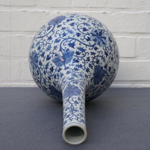 A Chinese blue and white 'lotus scroll' bottle vase, 18/19th C. — 照片 10