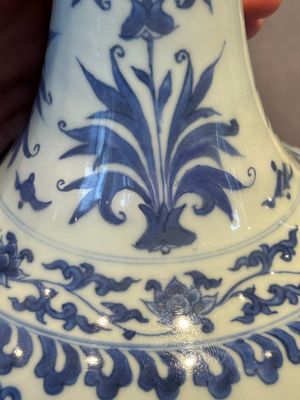 A Chinese blue and white 'lotus scroll' bottle vase, Transitional period — photo 18
