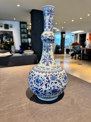 A Chinese blue and white 'lotus scroll' bottle vase, Transitional period — photo 2