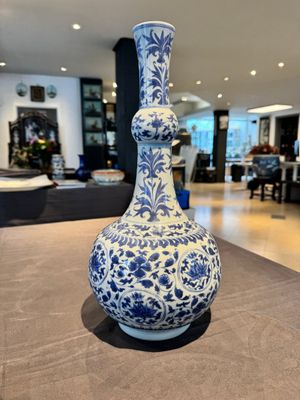 A Chinese blue and white 'lotus scroll' bottle vase, Transitional period — photo 3