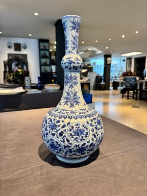 A Chinese blue and white 'lotus scroll' bottle vase, Transitional period — photo 4