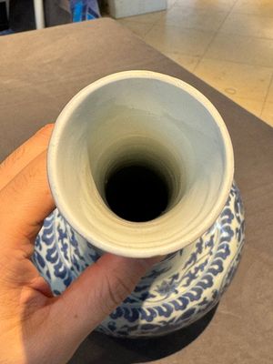 A Chinese blue and white 'lotus scroll' bottle vase, Transitional period — photo 5