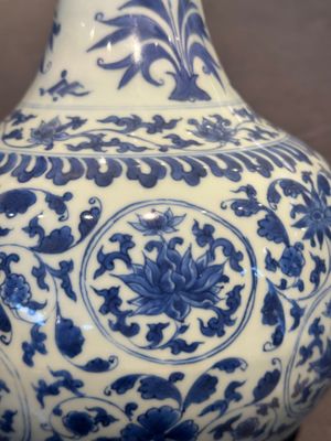 A Chinese blue and white 'lotus scroll' bottle vase, Transitional period — photo 7