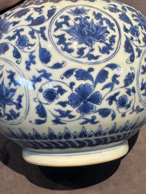 A Chinese blue and white 'lotus scroll' bottle vase, Transitional period — photo 8