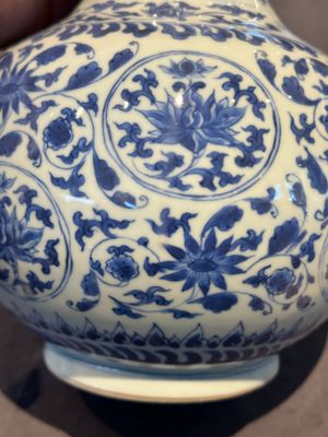 A Chinese blue and white 'lotus scroll' bottle vase, Transitional period — photo 9