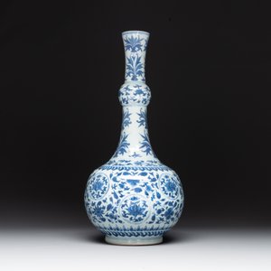 A Chinese blue and white 'lotus scroll' bottle vase, Transitional period — photo 2