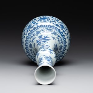 A Chinese blue and white 'lotus scroll' bottle vase, Transitional period — photo 3