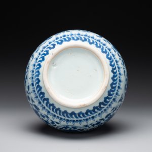 A Chinese blue and white 'lotus scroll' bottle vase, Transitional period — photo 4