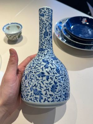 A Chinese blue and white 'lotus scroll' bottle vase, Yongzheng mark and possibly of the period — 照片 13