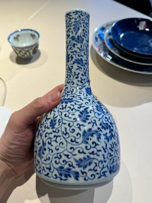 A Chinese blue and white 'lotus scroll' bottle vase, Yongzheng mark and possibly of the period — 照片 14