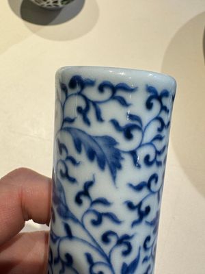 A Chinese blue and white 'lotus scroll' bottle vase, Yongzheng mark and possibly of the period — 照片 17