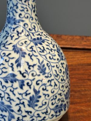 A Chinese blue and white 'lotus scroll' bottle vase, Yongzheng mark and possibly of the period — 照片 6