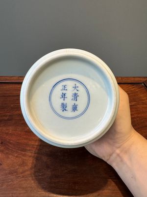 A Chinese blue and white 'lotus scroll' bottle vase, Yongzheng mark and possibly of the period — 照片 8