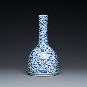 A Chinese blue and white 'lotus scroll' bottle vase, Yongzheng mark and possibly of the period — 照片 2