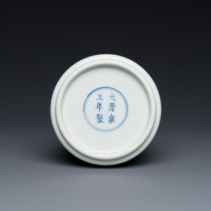A Chinese blue and white 'lotus scroll' bottle vase, Yongzheng mark and possibly of the period — 照片 6