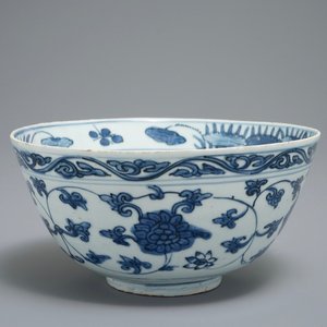 A Chinese blue and white lotus scroll bowl, Jiajing — photo 1