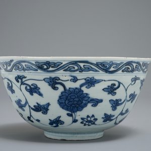 A Chinese blue and white lotus scroll bowl, Jiajing — photo 4