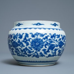 A Chinese blue and white 'lotus scroll' bowl, Kangxi — photo 2