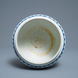 A Chinese blue and white 'lotus scroll' bowl, Kangxi — photo 6