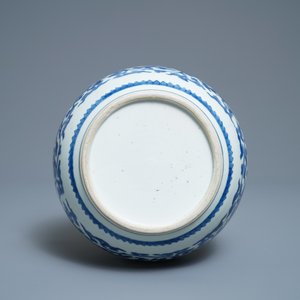 A Chinese blue and white 'lotus scroll' bowl, Kangxi — photo 7